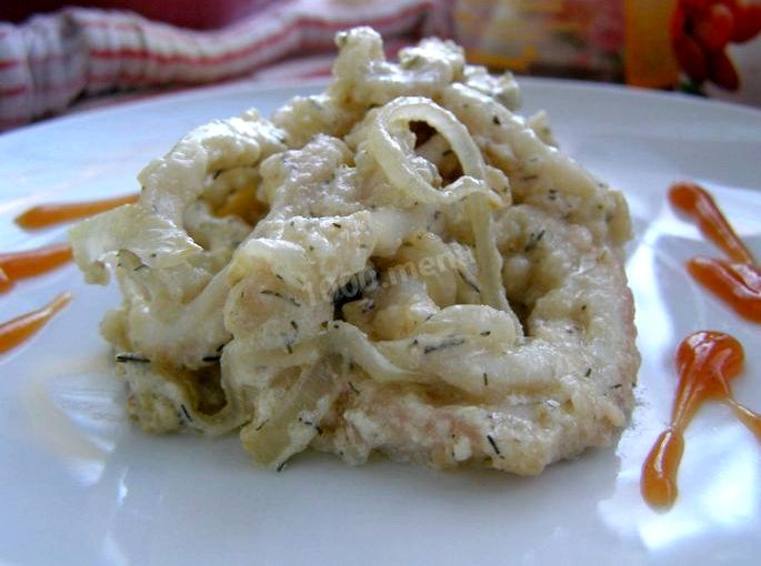 Кальмары жареные с луком в сметане следует, поочередно помещая