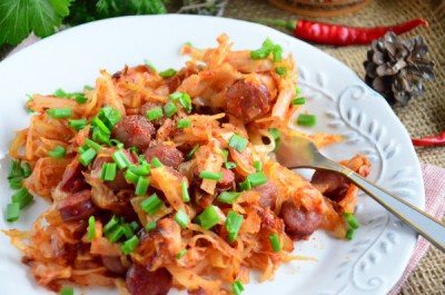 Капуста, тушенная с колбасой