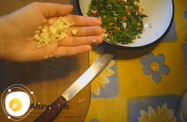 Любым удобным способом измельчаем чеснок и тоже добавляем в начинку.