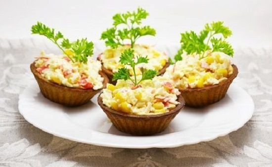 тарталетки с крабовыми палочками и яйцом