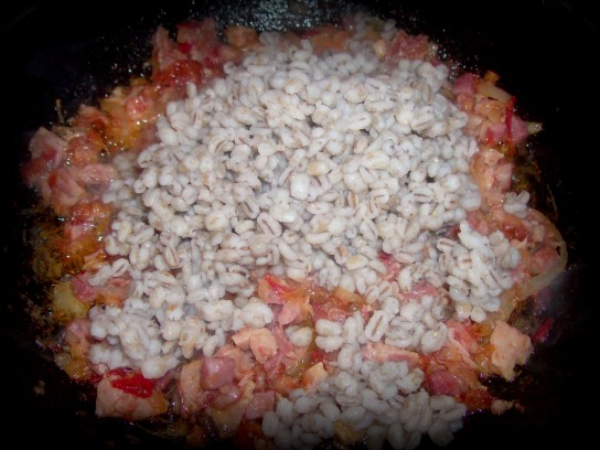 Перловая каша с тушенкой – рецепт