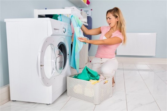 5 советов, что делать, если полиняла вещь при стирке?