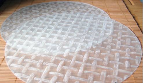 Для оформления свадебного букета в ход идут ленточки, бусы, гофрированная и рисовая бумага Рисовая бумага для свадебного букета