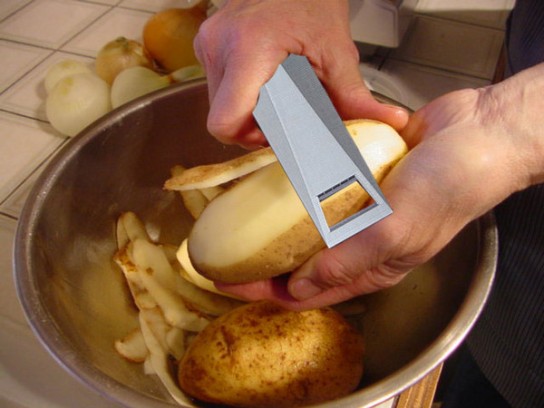 Промыв картофель от грязи, его будет легче почистить Чистка картофеля