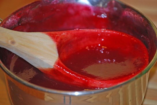 Кисло-сладкие соусы готовят на основе ягод, соков и подсластителей Клюквенный соус