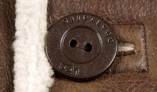 При выборе дубленки следует обратить внимание на то, как пришиты пуговицы и карманы Оценка мелких деталей дубленки — пришитые пуговицы