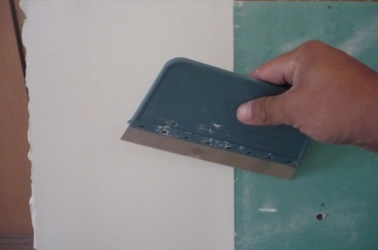 Как правильно зашпаклевать стены