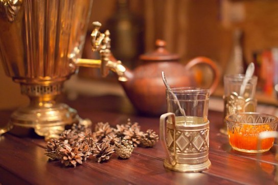 В перерывах между заходом в парную рекомендуется пить воду или чай Напитки для сауны