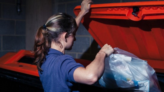 Можно ли выносить мусор вечером