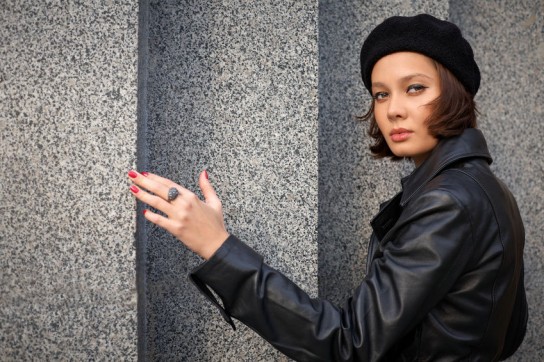 Как правильно носить берет женский