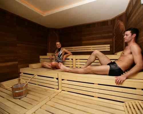 В сауну не рекомендуется надевать купальники и плавки из синтетики НЕТ купальнику и плавкам!