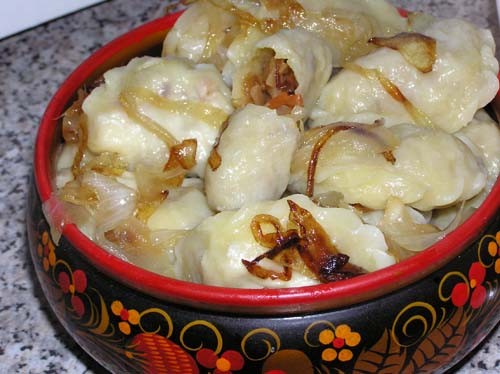 Вкусное сочетание — вареники с квашеной капустой и луком, обжаренным в масле Вареники с квашеной капустой и обжаренным луком