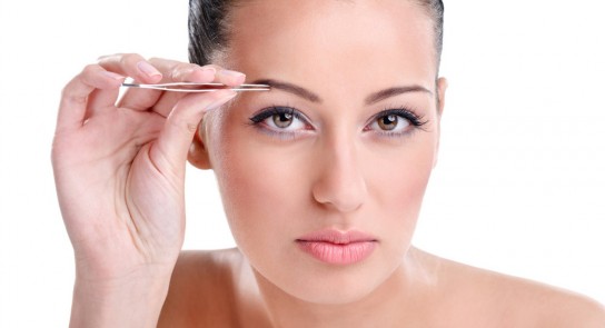 Как правильно выщипать брови