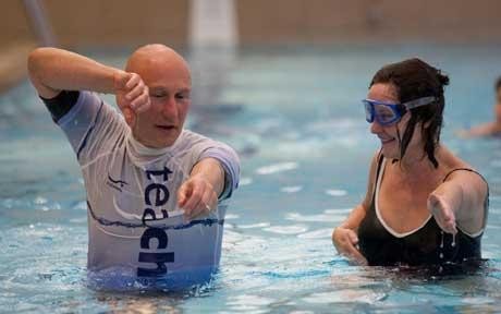 Как правильно плавать кролем