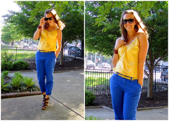 Женские брюки ярко-синего цвета: что к ним подходит?