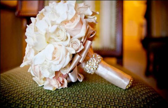 Свадебный букет в портбукетнице, сделанная самостоятельная Такой букет на свадьбу вы можете сделать сами