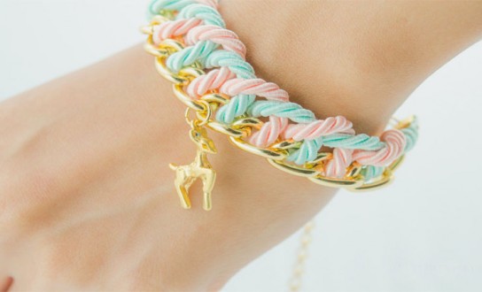 Браслет из нитей и декоративной цепочки смотрится очень элегантно