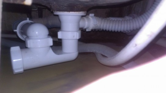 Не уходит вода в ванной: что делать?