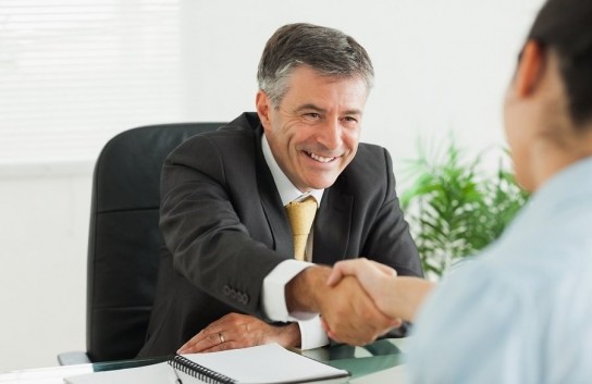 Завершение удачного собеседования — дружеское рукопожание и фраза "Вы приняты" Собеседование прошло с пользой для работодателя и соискателя