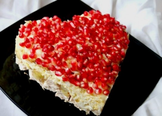 Украшение салата ко Дню всех влюбленных