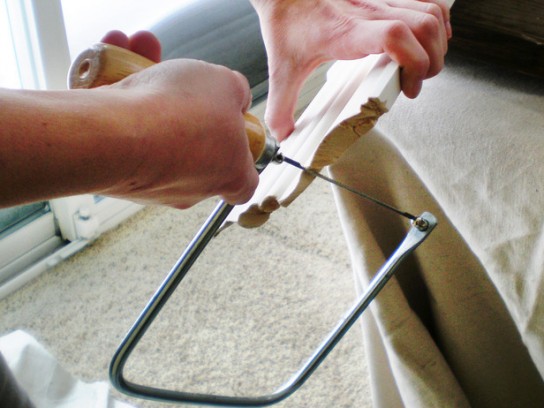 Как правильно обрезать потолочный плинтус