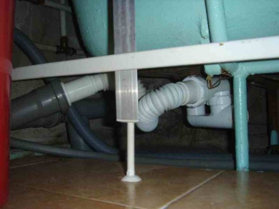 Не уходит вода в ванной: что делать?