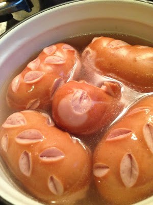 С аккуратными надрезами сваренные сосиски могут выглядеть вот так Сосиски с "татуажем"