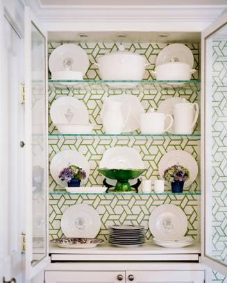 Стеллаж с влеенными на задней стенке обоями, под цвет основных в помещении Оформление стеллажа обоями