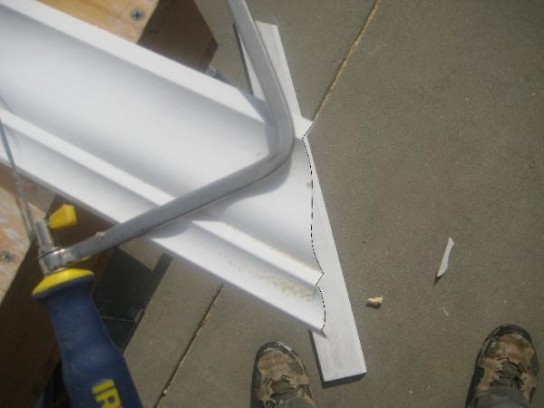 Как правильно обрезать потолочный плинтус