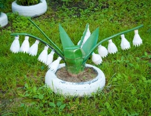 "Ландыши" из пластиковых бутылок украсят садовый участок Бутылочные "ландыши"