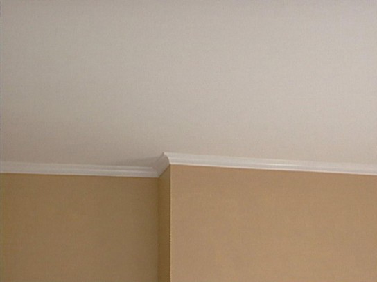 Как правильно обрезать потолочный плинтус