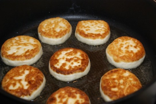 Можно ли использовать несвежий творог?