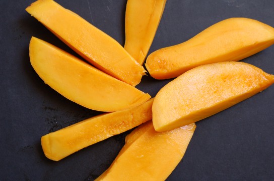 Как правильно есть манго