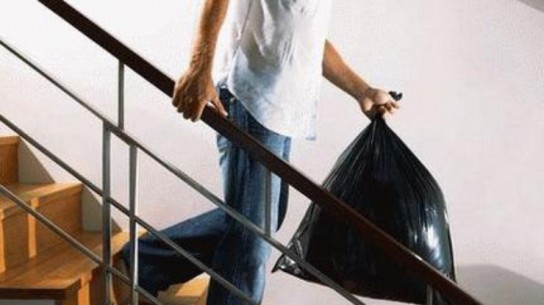 Можно ли выносить мусор вечером