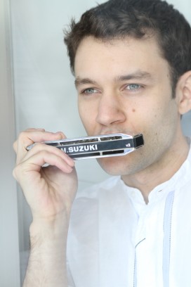 игра на губной гармошке