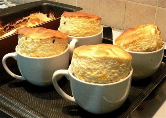 Суфле из курицы подают нарезанным порционно или в небольших формочках Куриное суфле порционно