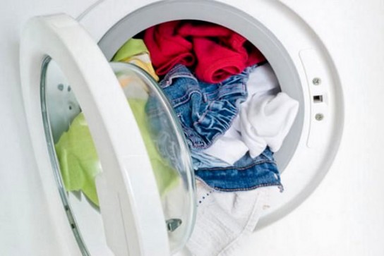 5 советов, что делать, если полиняла вещь при стирке?