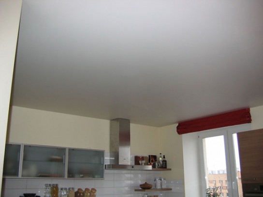 Какие потолки лучше делать на кухне?