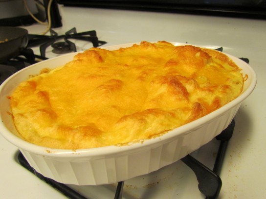 Один из способов приготовить куриное суфле — посыпат его сверху измельченным сыром и отправить в духовку Куриное суфле с сыром в духовке