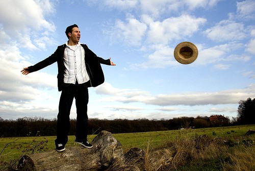 У каждого мужчины есть свои "игрушки" — рыбалка, машина, футбол, встречи с друзьями Женщина должна понимать, что у мужчины есть личное пространство