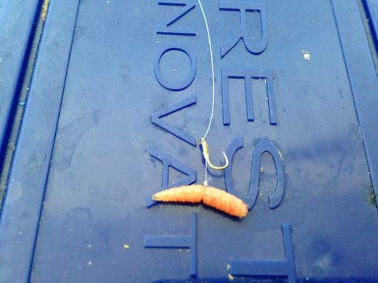 Нанижите его с помощью нитки