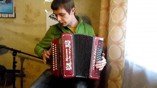 Как играть на гармошке?