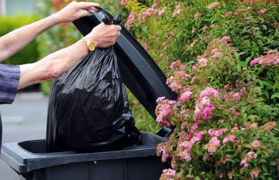 Можно ли выносить мусор вечером из дома