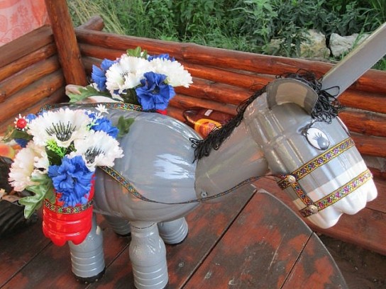 Немного фантазии, и на вашей террасе будет стоять симпатичный ослик для цветов Ослик-кашпо из пластиковой бутылки