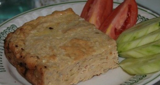 Куриное суфле — кусок большого куриного "пирога" Суфле из курицы подают с овощами или соусами