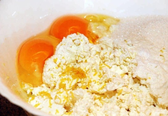 Можно ли использовать несвежий творог?