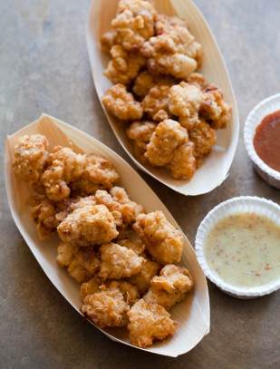 Наггетсы подают с гарнирами или с соусами Наггетсы с соусом