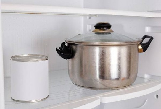 Почему же нельзя горячие блюда помещать в холодильник