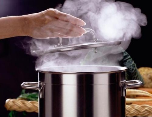 Почему же нельзя горячие блюда помещать в холодильник