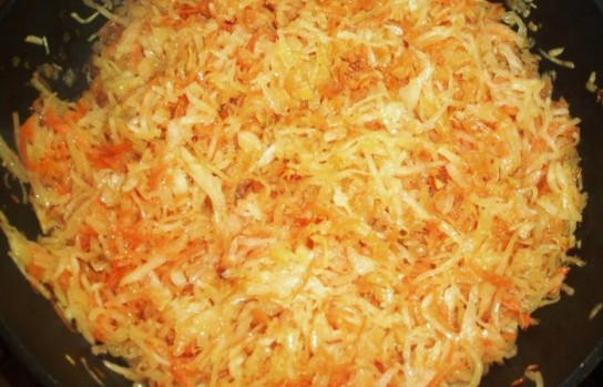 Для вареников квашеную капусту измельчают и заправляют дополнительными ингредиентами Начинка для вареников из квашеной капусты